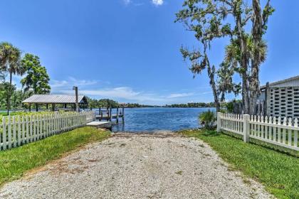 Cozy Riverfront Homosassa Cottage with Boat Slip - image 9