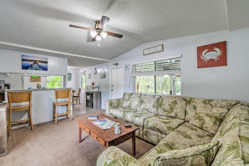 Riverfront Homosassa Home with Boat Slip and 4 Kayaks! - image 3