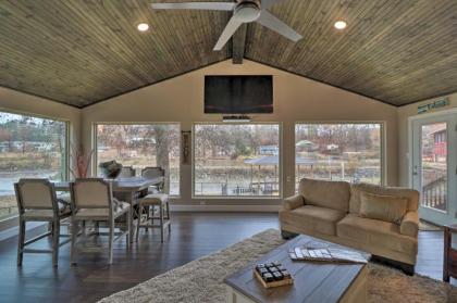 Chic Lakefront Haven Near Oaklawn and Casino Resort! - image 7