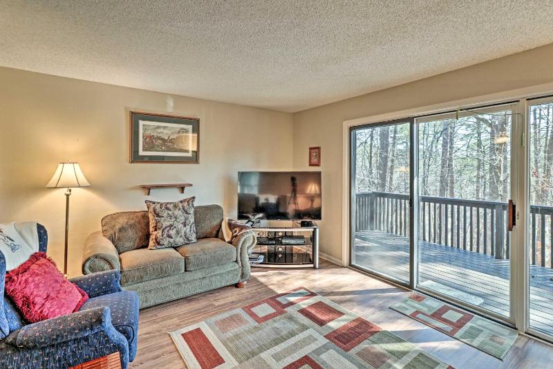 Cozy Retreat with Deck 3 Mi to DeSoto Golf Course! - main image