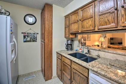 Cozy Retreat with Deck 3 Mi to DeSoto Golf Course! - image 10