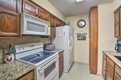 Cozy Retreat with Deck 3 Mi to DeSoto Golf Course! - image 12