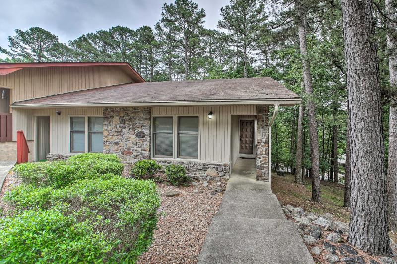 Cozy Retreat with Deck 3 Mi to DeSoto Golf Course! - image 3