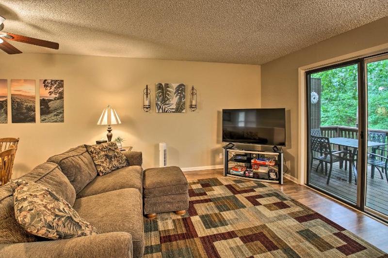 Cozy Retreat with Deck 3 Mi to DeSoto Golf Course! - image 5