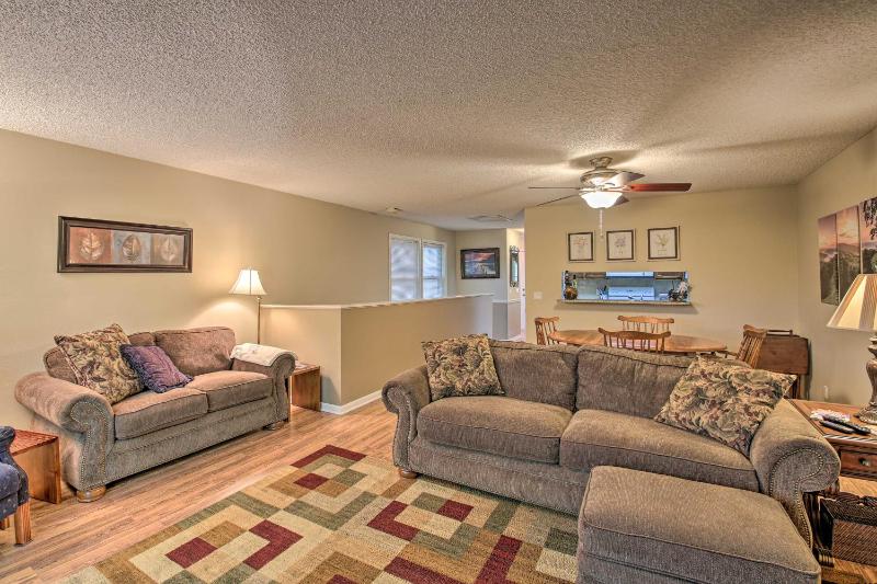 Cozy Retreat with Deck 3 Mi to DeSoto Golf Course! - image 6