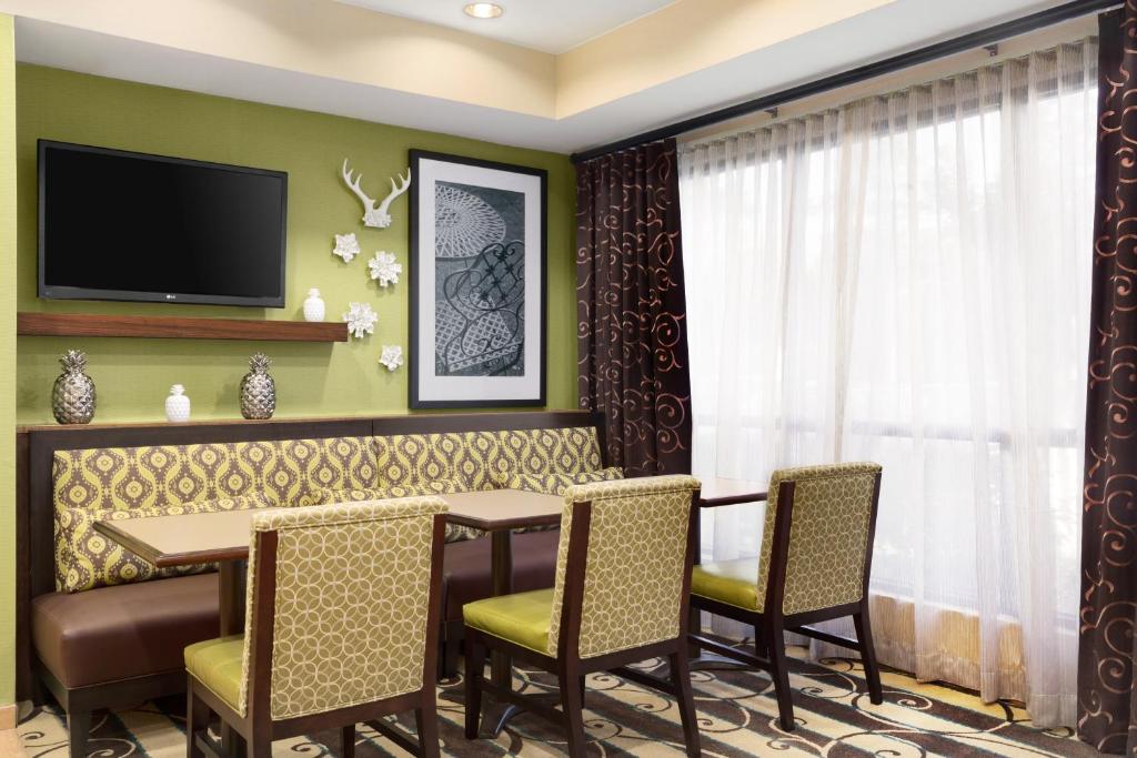 Hampton Inn Houston Willowbrook Mall - image 4