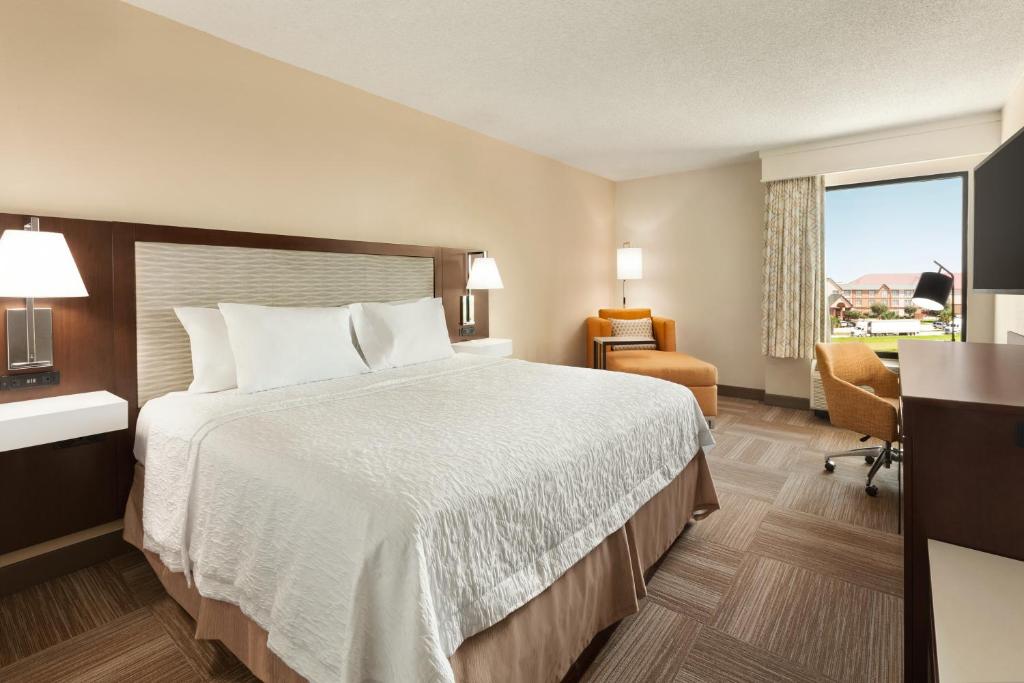 Hampton Inn Houston Hobby Airport - image 2