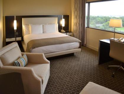 DoubleTree by Hilton Hotel Houston Hobby Airport - image 11