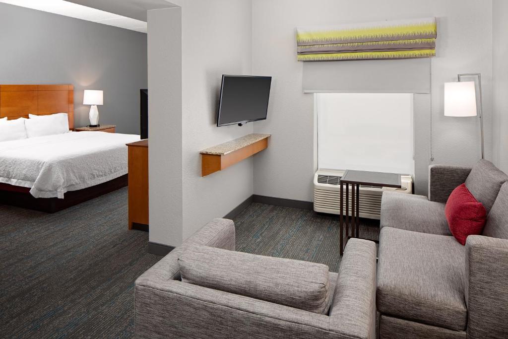 Hampton Inn & Suites Houston-Medical Center-NRG Park - image 4