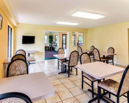 Rodeway Inn and Suites Hwy 290 - image 12