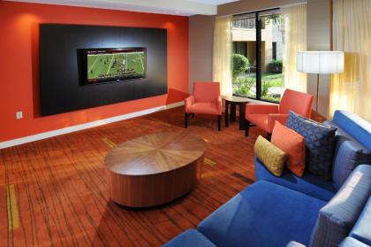 Courtyard by Marriott Houston Hobby Airport - image 16