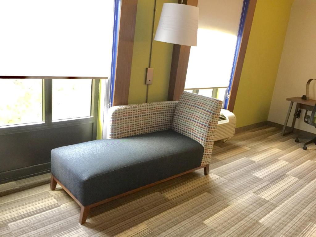 Holiday Inn Express & Suites Houston - Memorial Park Area an IHG Hotel - image 4