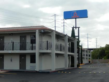 Studio 6-Houston TX - Intercontinental Airport South - image 12