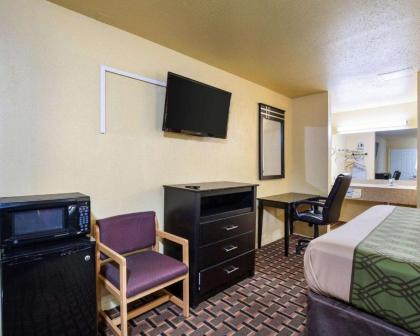 Econo Lodge Houston Brookhollow - image 13