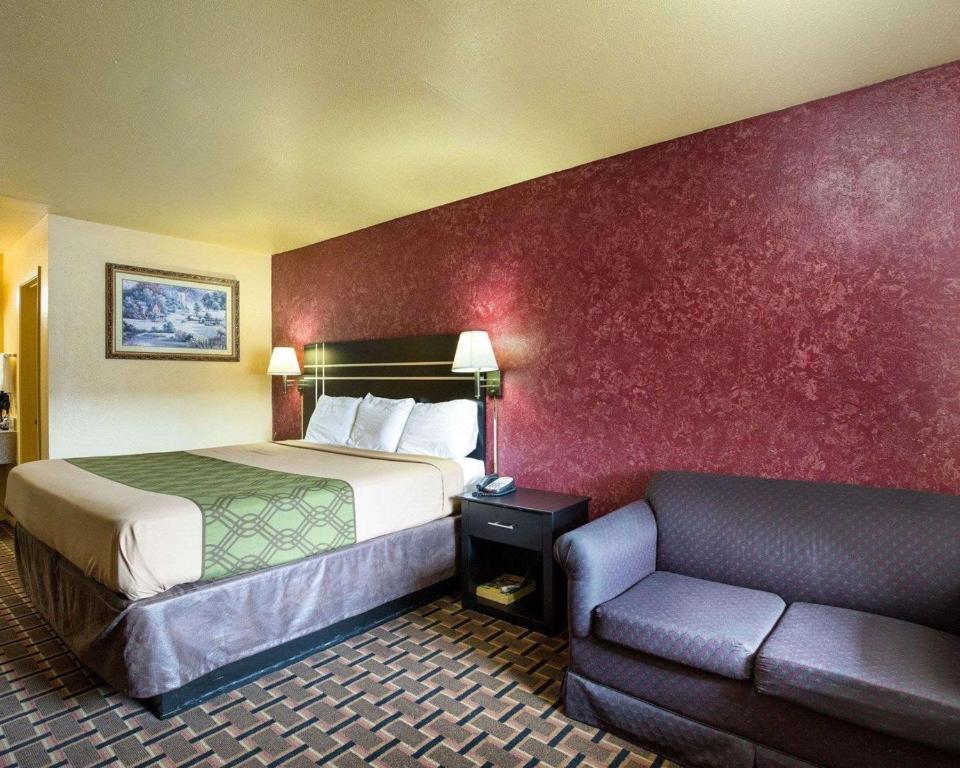 Econo Lodge Houston Brookhollow - image 4