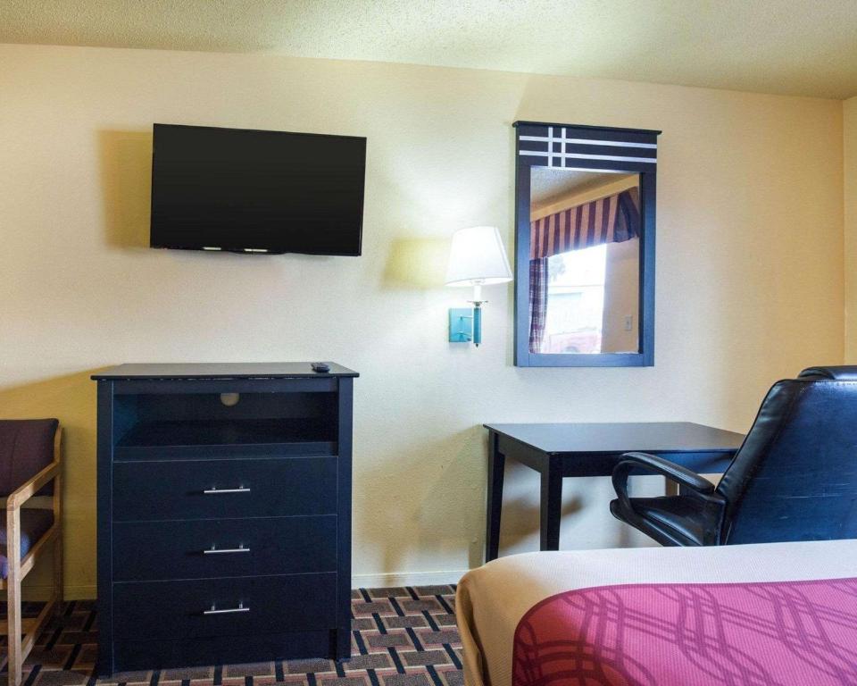 Econo Lodge Houston Brookhollow - image 6