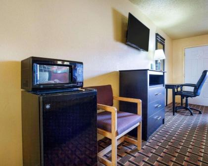 Econo Lodge Houston Brookhollow - image 7