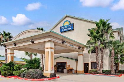 Days Inn & Suites by Wyndham Houston North/Aldine - image 1