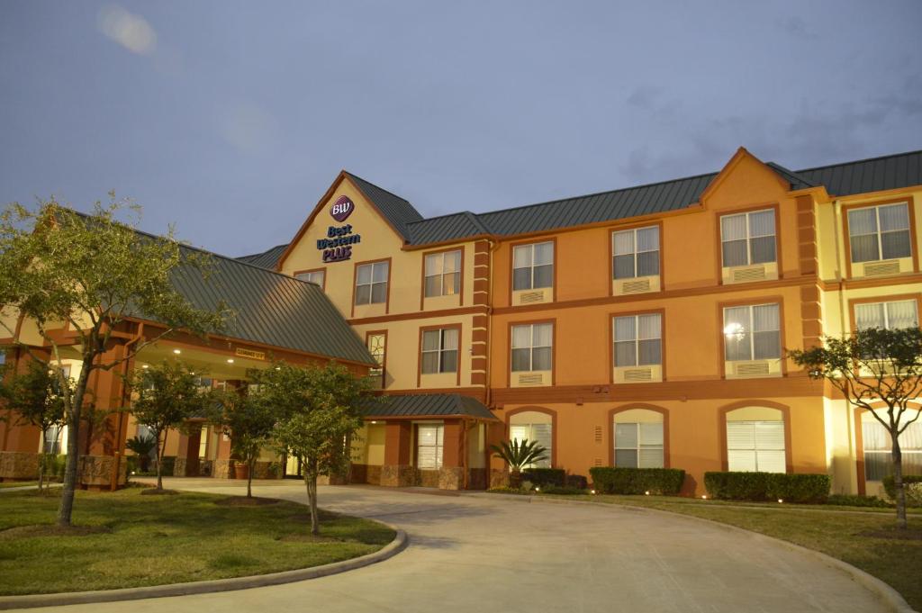 Best Western PLUS Hobby Airport Inn and Suites - image 2