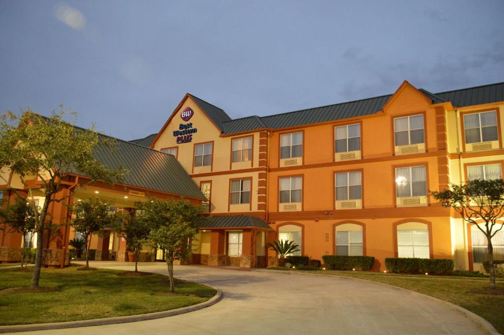 Best Western PLUS Hobby Airport Inn and Suites - image 3