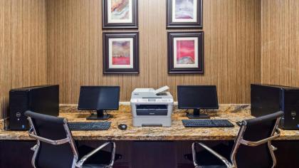 Best Western PLUS Hobby Airport Inn and Suites - image 9