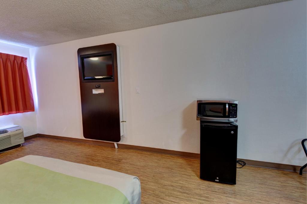 Motel 6-Houston TX - Hobby - image 2