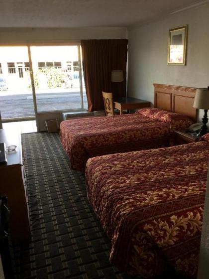 Houston Inn and Suites - image 12