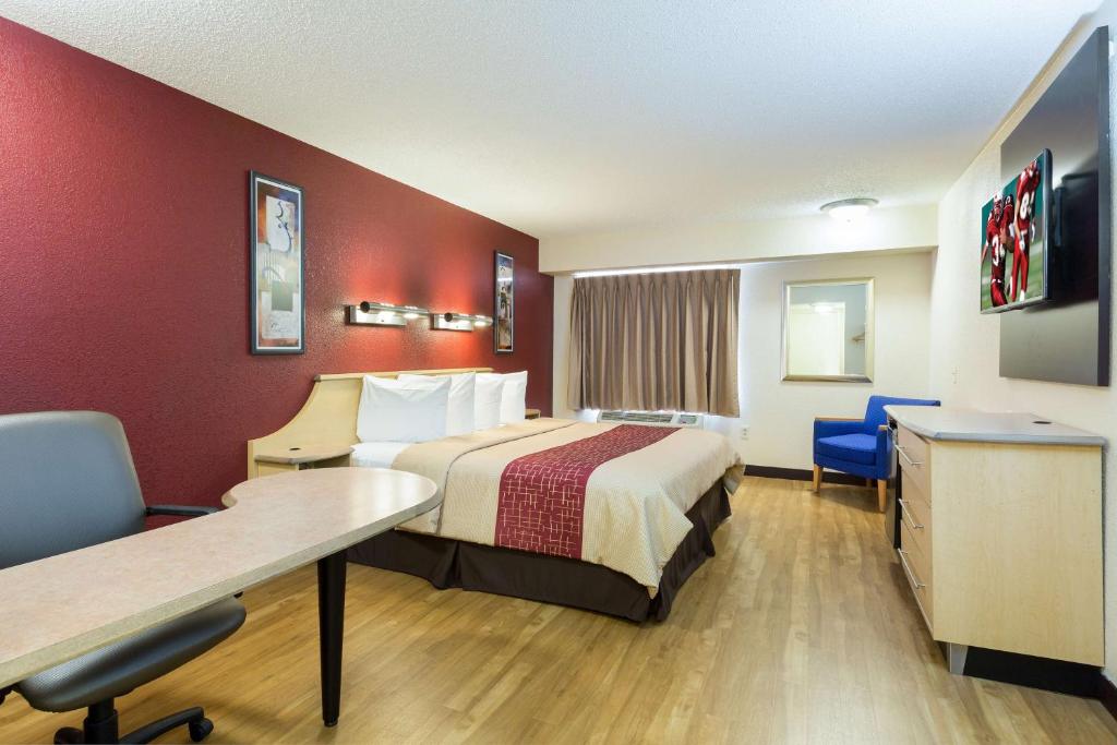 Red Roof Inn Houston Westchase - image 4