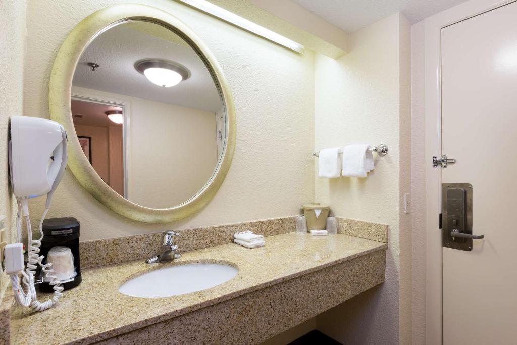 Red Roof Inn Houston Westchase - image 6