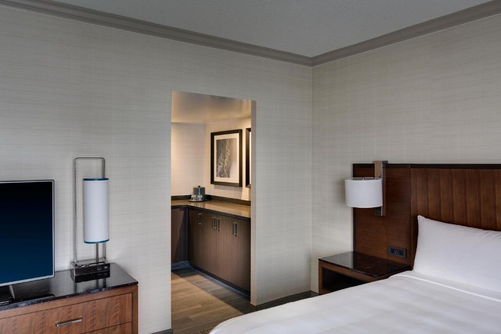 Houston Airport Marriott at George Bush Intercontinental - image 2