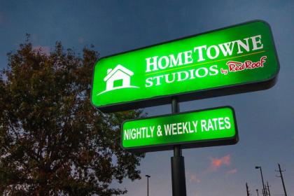 HomeTowne Studios by Red Roof Houston - West Oaks - image 9