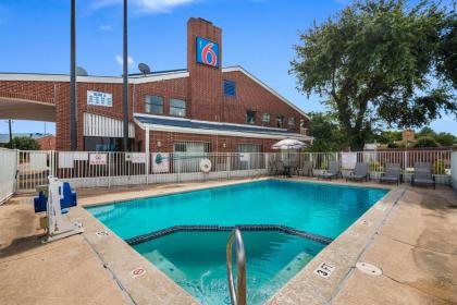 Motel 6-Houston TX - Brookhollow - image 1