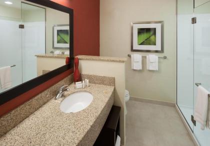 Courtyard by Marriott Houston NASA Clear Lake - image 4