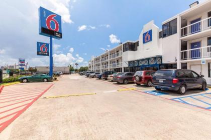 Motel 6 Houston TX - Medical Center - NRG Stadium - image 1