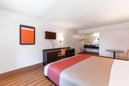 Motel 6 Houston TX - Medical Center - NRG Stadium - image 20