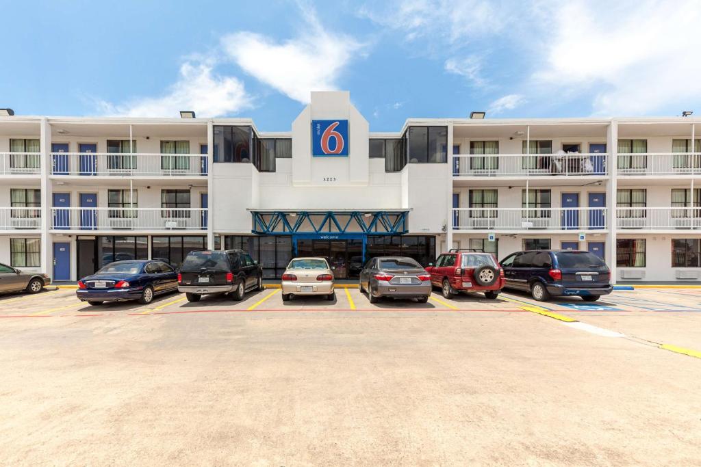 Motel 6 Houston TX - Medical Center - NRG Stadium - image 3