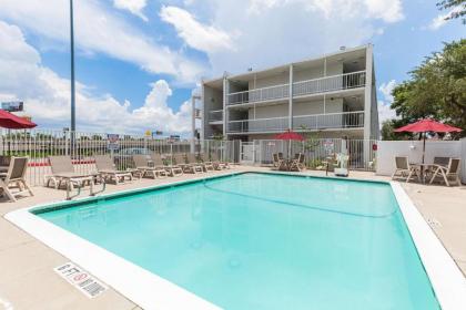 Motel 6 Houston TX - Medical Center - NRG Stadium - image 9