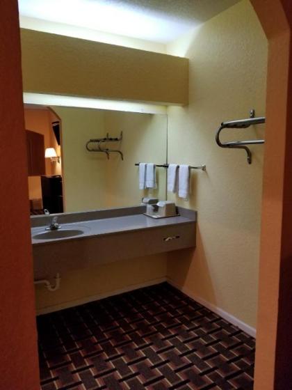 Texan Inn & Suites - image 12