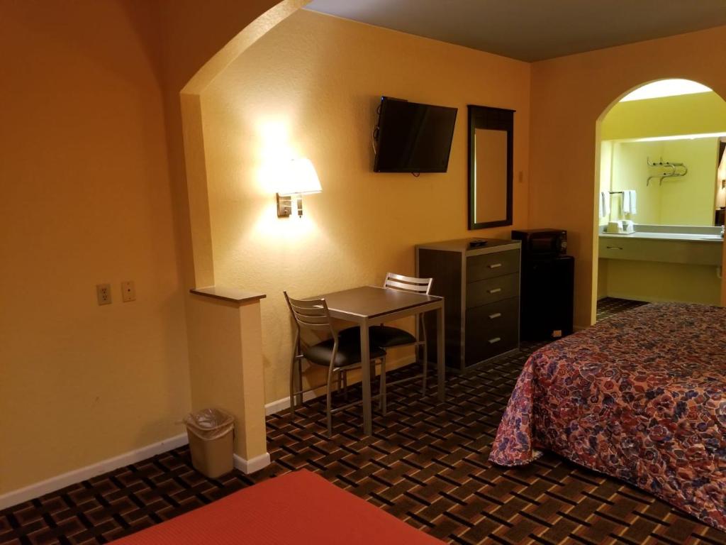 Texan Inn & Suites - image 3