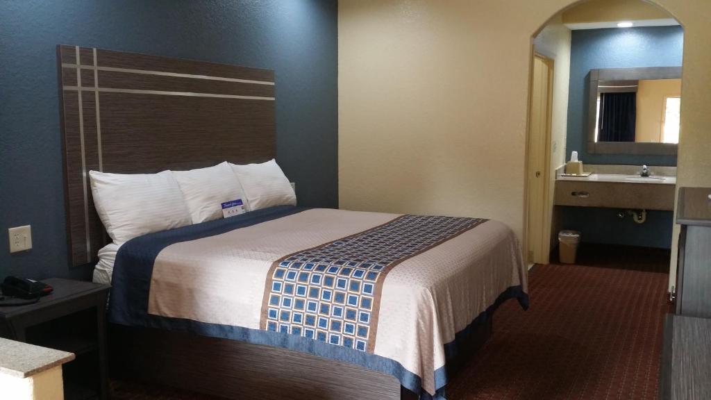 Americas Best Value Inn & Suites Northeast Houston - image 5