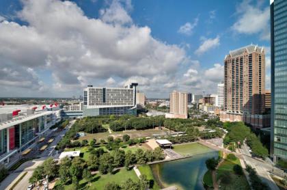 Marriott Marquis Houston - image 12