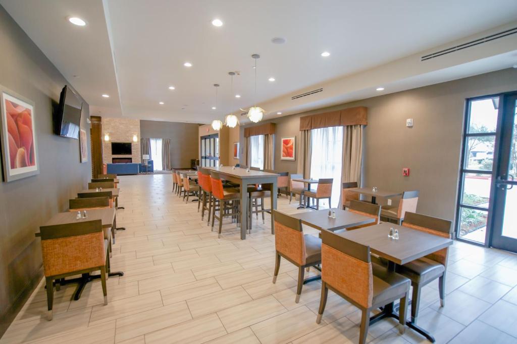 Comfort Suites Northwest Houston At Beltway 8 - image 4