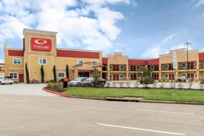 Econo Lodge Inn & Suites Houston Willowbrook - image 1