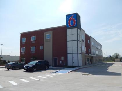 Motel 6-Houston TX - Downtown North - image 1