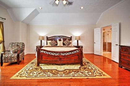 2500 Sq Ft Townhome - Walk to Central River Oaks! - image 13