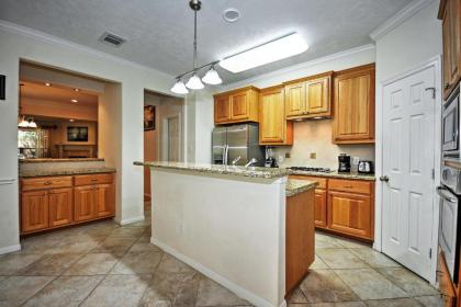 2500 Sq Ft Townhome - Walk to Central River Oaks! - image 5