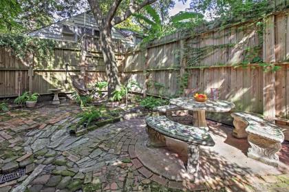 Quaint Houston Hideaway with Yard Less Than 3 Mi to Downtown - image 1