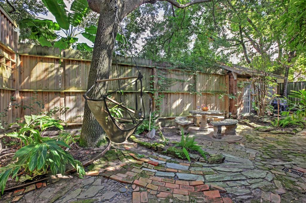 Quaint Houston Hideaway with Yard Less Than 3 Mi to Downtown - image 3