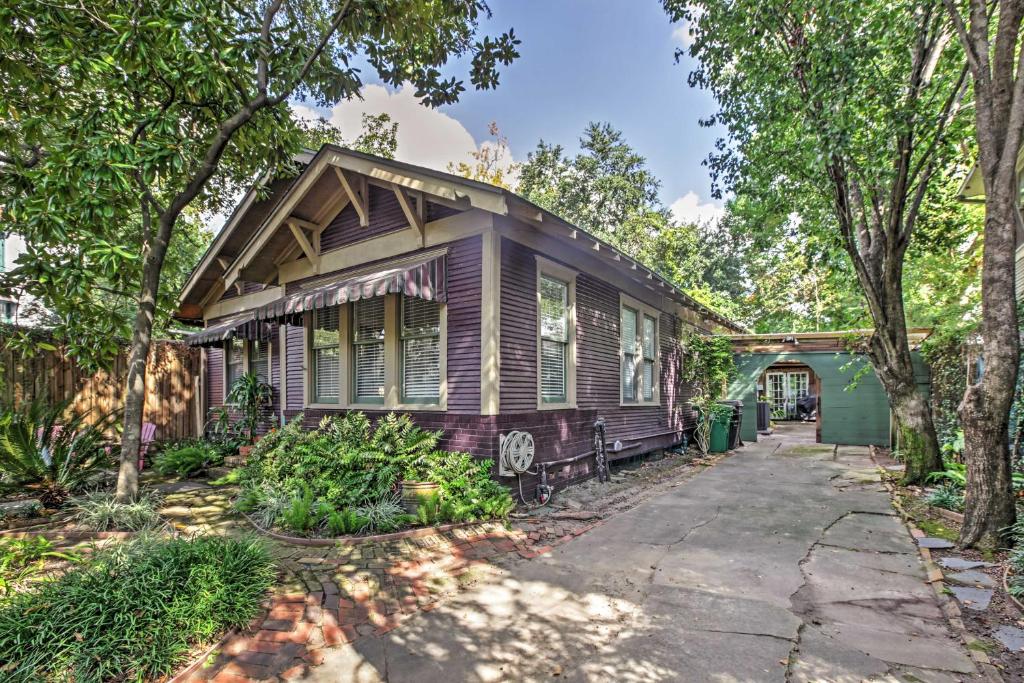 Quaint Houston Hideaway with Yard Less Than 3 Mi to Downtown - image 5