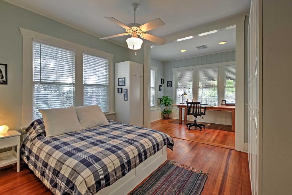 Quaint Houston Hideaway with Yard Less Than 3 Mi to Downtown - image 7